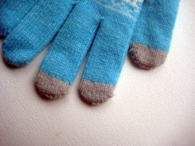 Фото: Кончики пальцев голубых сенсорных перчаток